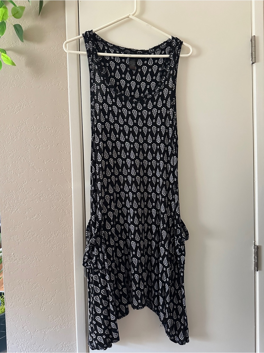 Rene Rofe Nightgown- Large- Black & White- RazorBack- asymmetrical hem